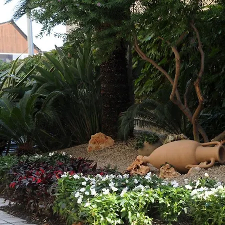 Garden מלון